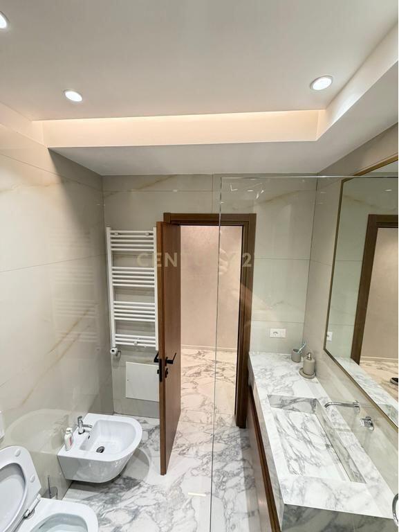 Duplex luksoz 221 m² + parkim te mbyllur te "Square 21", Tiranë