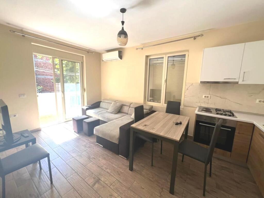 APARTAMENT 2+1 ME QIRA TE ZOGU I ZI