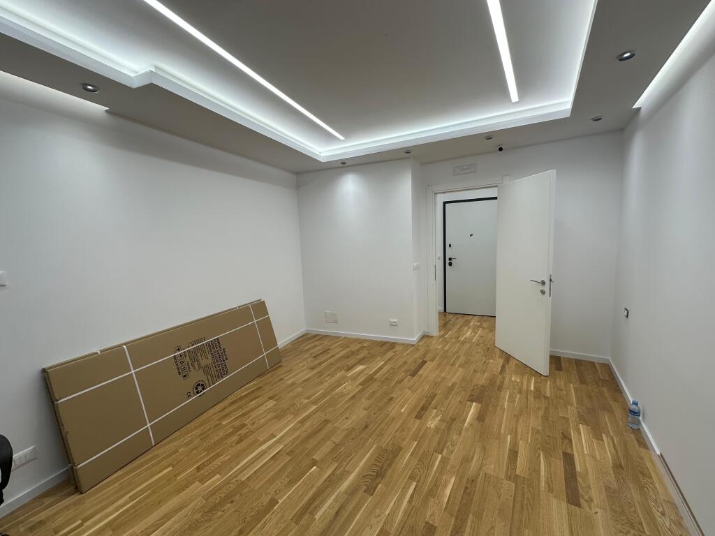 Zyre per qira tek lake view