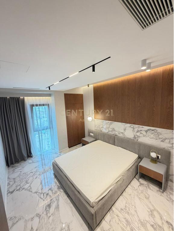 🏙️ Duplex di Lusso 221 m² + Parcheggio Chiuso – “Square 21”, Tirana