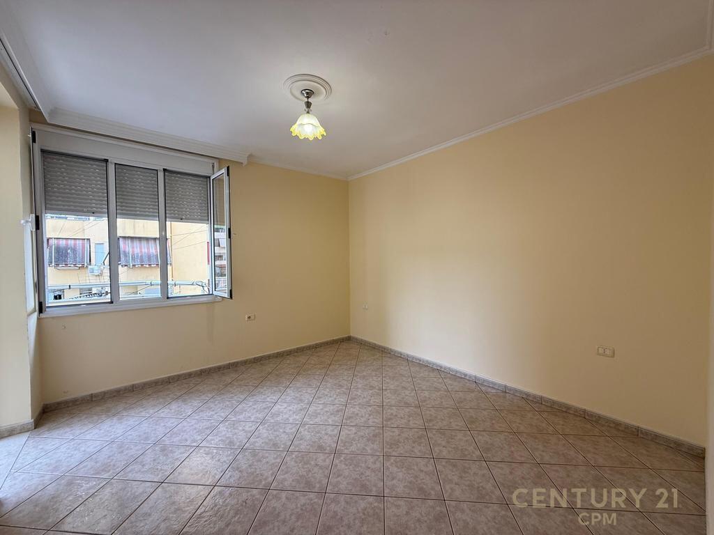 Shitet Apartament 2+1+2 – Komuna e Parisit