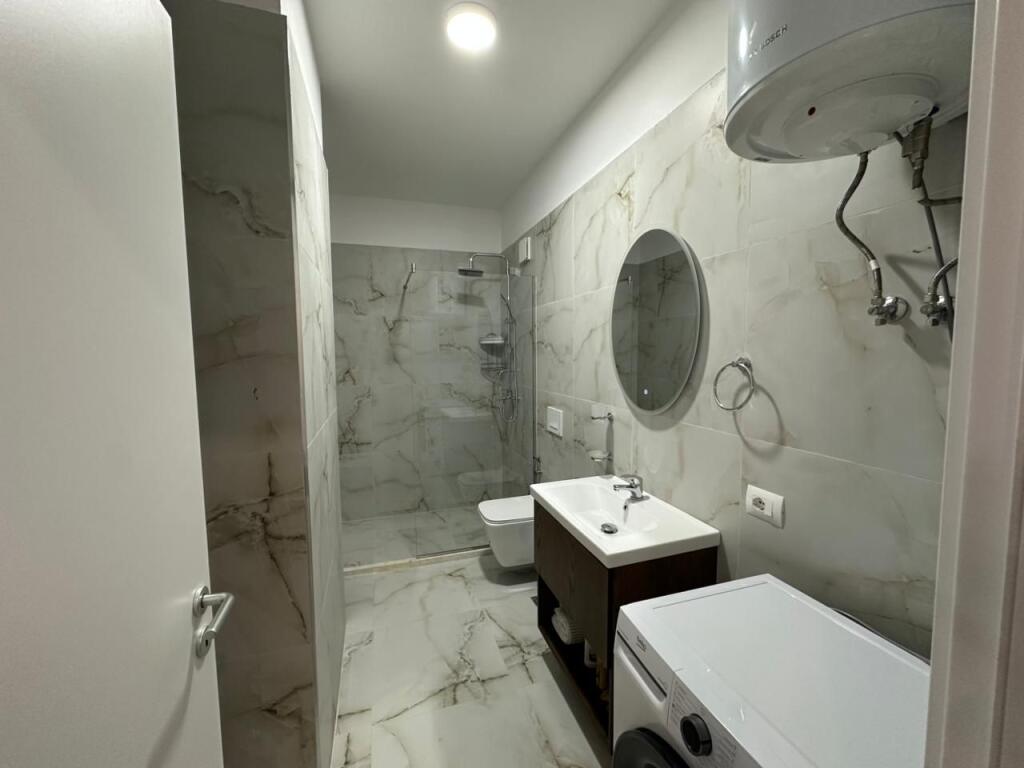 Apartament me qira – Qendra e Tiranës (Zogu i Zi) 2+1 | 77 m² | Kati 8 | Pallat i ri me ashensor E mobiluar plotësisht, jepet për herë të parë Vendndodhje perfekte pranë Ring Center  Çmimi: 1000€ / muaj Preferohen çifte