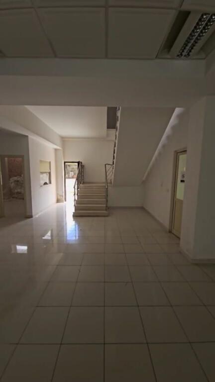 Vlora | Locale commerciale in affitto 500 m² – Facciata completamente in vetro &amp; posizione strategica!