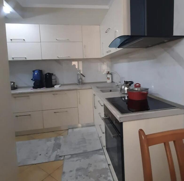 Jepet apartament 2+1+2 me qira tek Komuna e Parisit