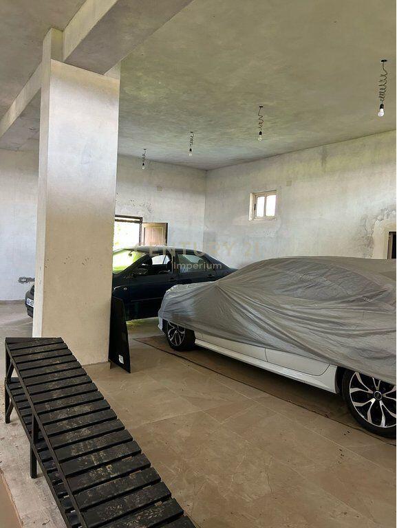 Shitet truall + ndërtesë në periferi të Shkodrës – mundësi ideale investimi 110,000 €