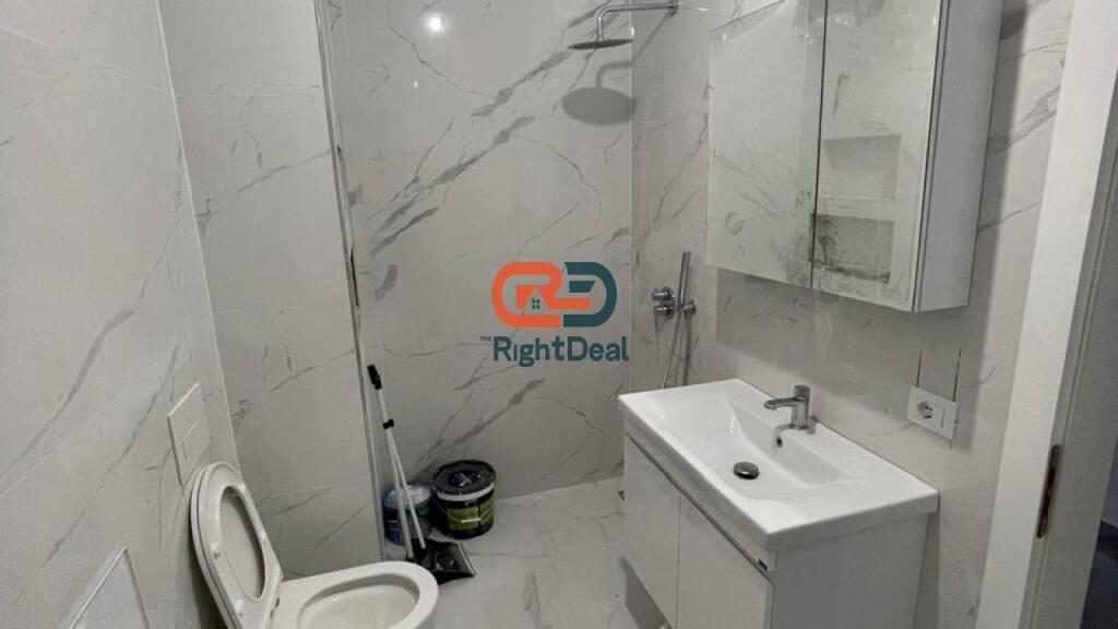 Tek Kompleksi Jolla Ne Astir, Jepet Me Qira Apartament 1+1, Per Banim Ose Per Zyra!!!