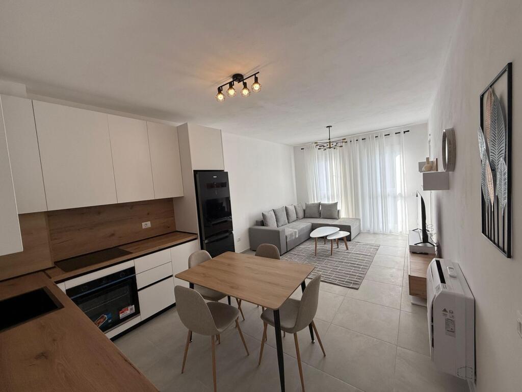 Jepet me qira apartament 2+1 – Univers City Brenda kompleksit, përballë fushës  84 m² | Kati 1 (me ashensor) I ri dhe totalisht i mobiluar Me 2 kondicionerë, lavastoviglie dhe 2 TV  Çmimi: 55.000 lekë / muaj