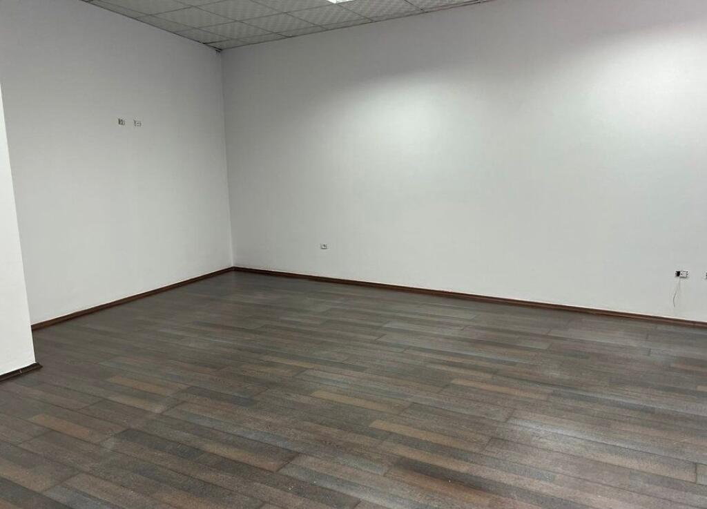 COMMERCIAL SPACE FOR RENT, PARIS COMMUNE!