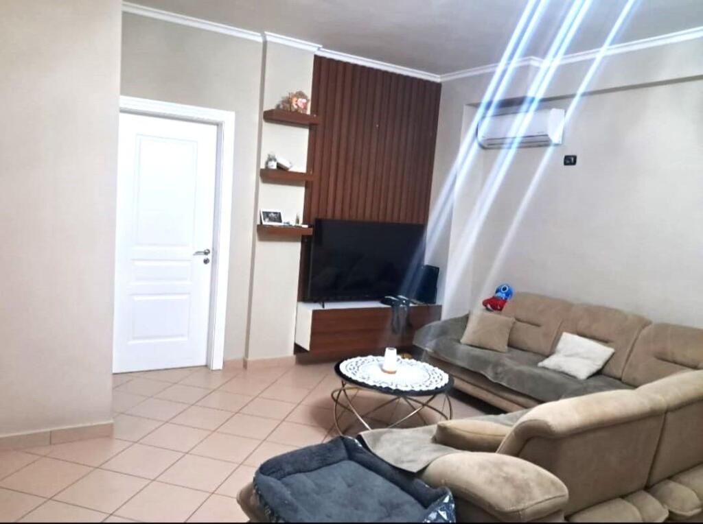 🏢Kodra e Diellit, Via Teodor Roosevelt, appartamento arredato 2+1 in affitto. 700 Euro