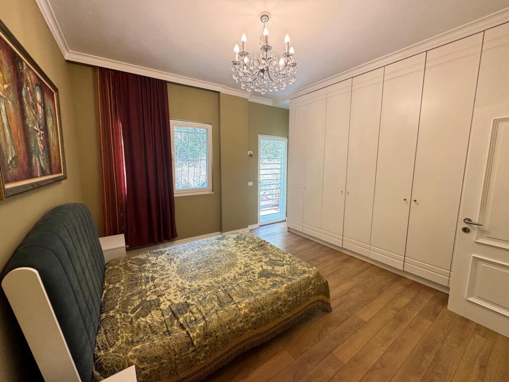 JAPIM ME QIRA APARTAMENT MODERN 2+1 ME POST PARKIMI TEK LIQENI I THATE