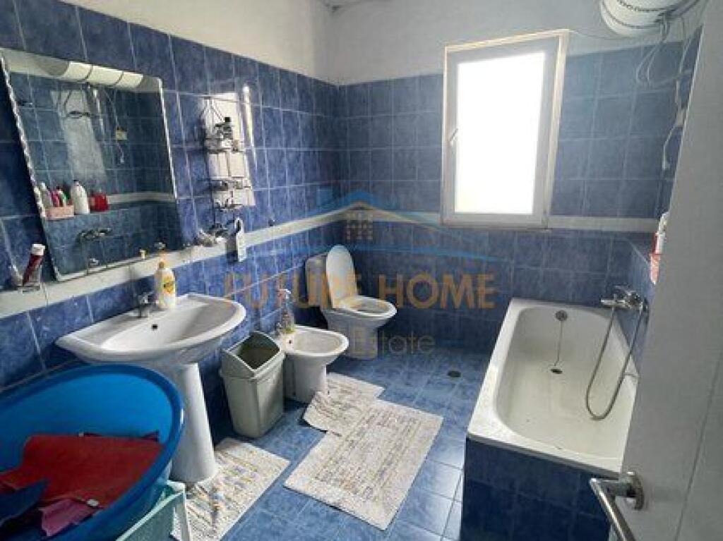 Shitet, Apartament 3+1,Shkolla e Bashkuar, Tirane.