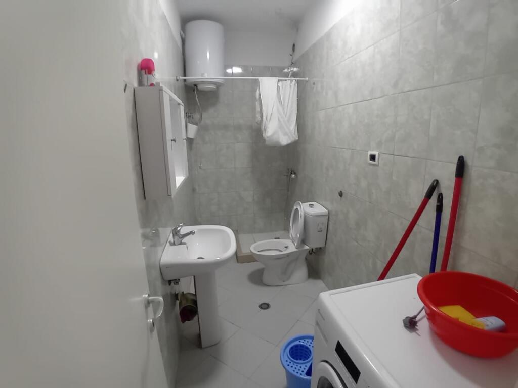 Jepet me qira apartament 2+1 ne plazh te rrote kuqe  