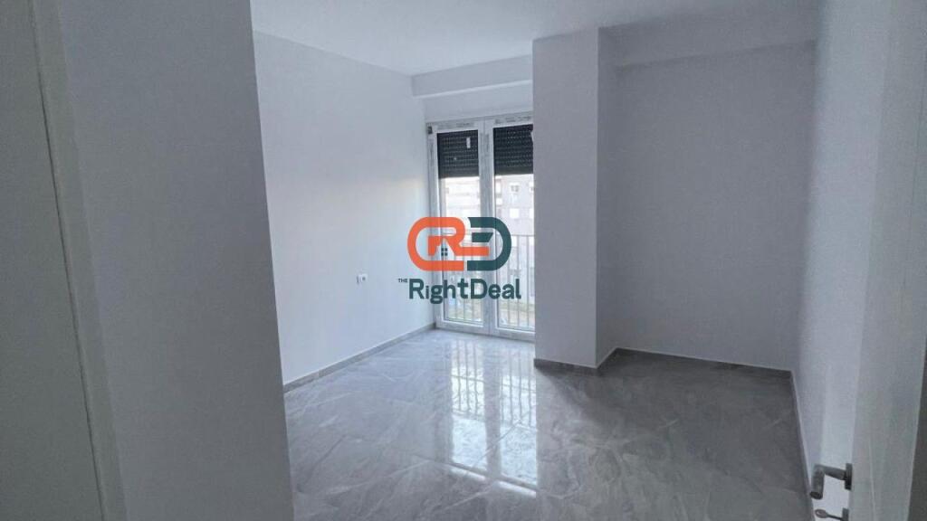 Tek Kompleksi Jolla Ne Astir, Jepet Me Qira Apartament 1+1, Per Banim Ose Per Zyra!!!