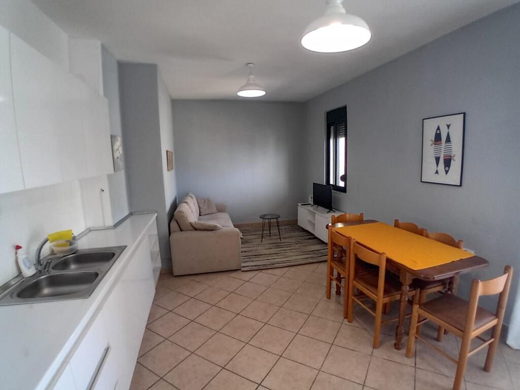 Jepet me qira apartament 2+1 ne plazh te rrote kuqe  