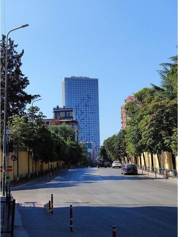 Shitet, Garsionere, Rruga e Elbasanit,Tirane 84,500 €.