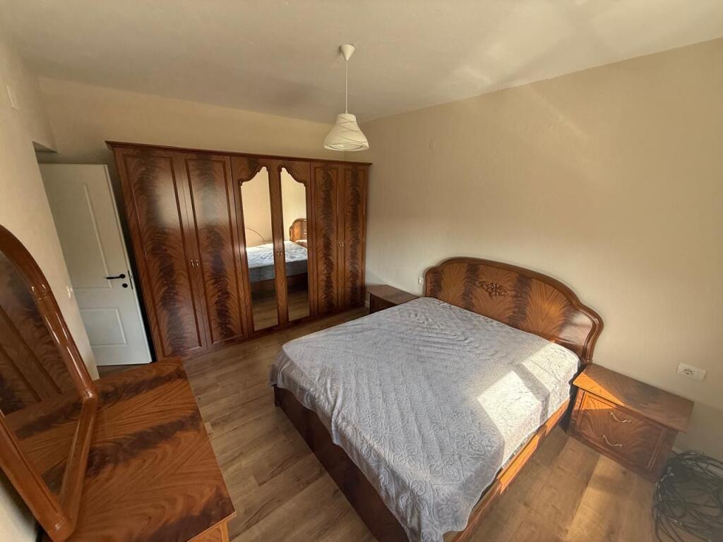 Jepet me qera 3+1 prane Ambasades Kineze