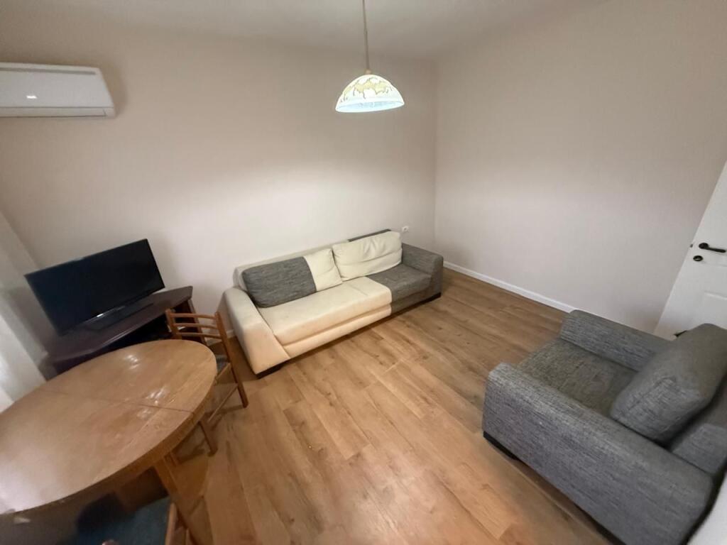 Jepet me qera 3+1 prane Ambasades Kineze