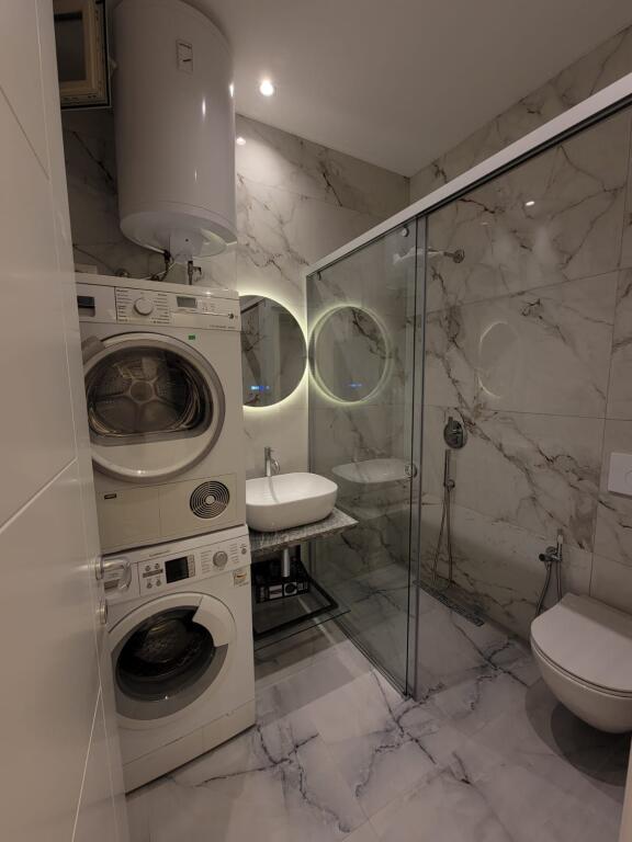 🏠 Nella zona di Via Durazzo, vicino al Blocco delle Ambasciate, si affitta il primo piano di una villa 1+1, appena arredata, 55.000 Leke