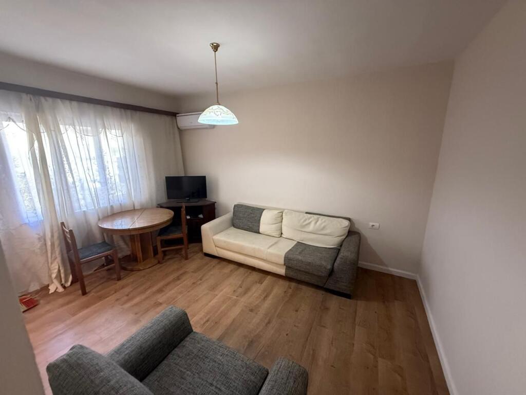 Jepet me qera 3+1 prane Ambasades Kineze