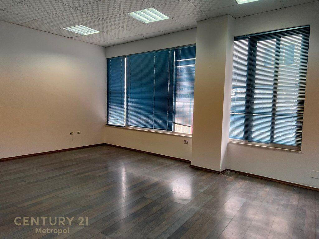 COMMERCIAL SPACE FOR RENT 183m, PARIS MUNICIPALITY!