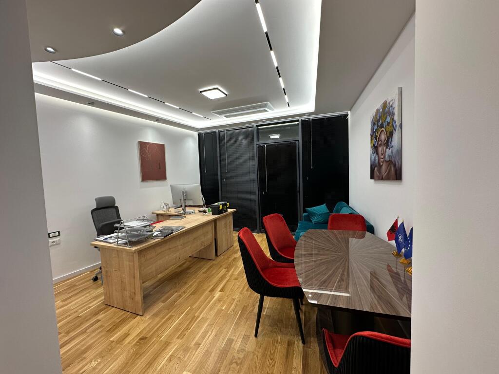 Zyre per qira tek lake view