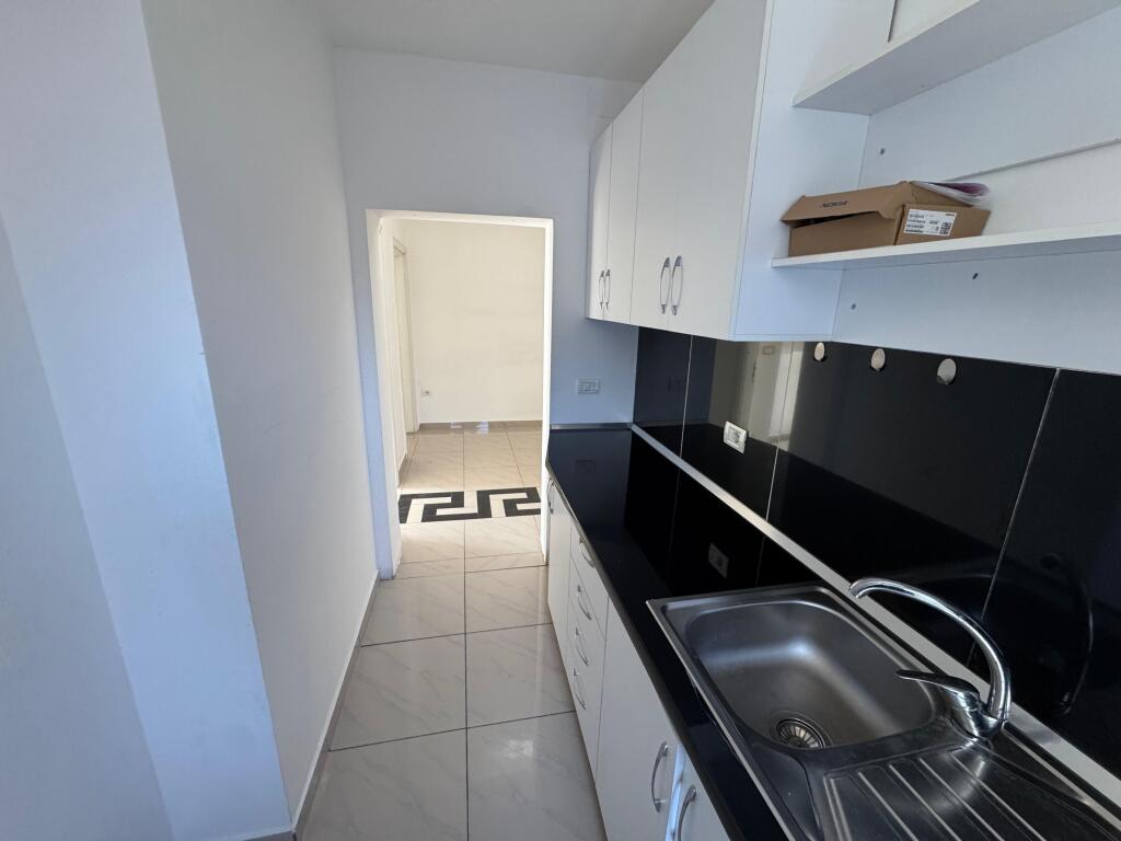 🏢 Zyrë me Qira – 3+1, Rruga Mine Peza, Tiranë