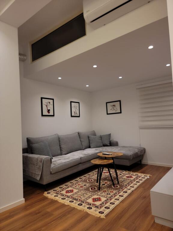 🏠 Nella zona di Via Durazzo, vicino al Blocco delle Ambasciate, si affitta il primo piano di una villa 1+1, appena arredata, 55.000 Leke