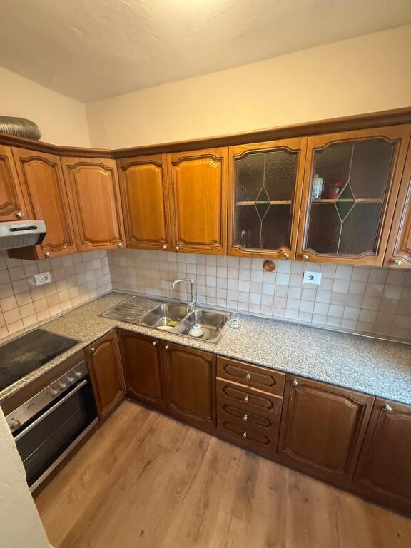 Jepet me qera 3+1 prane Ambasades Kineze