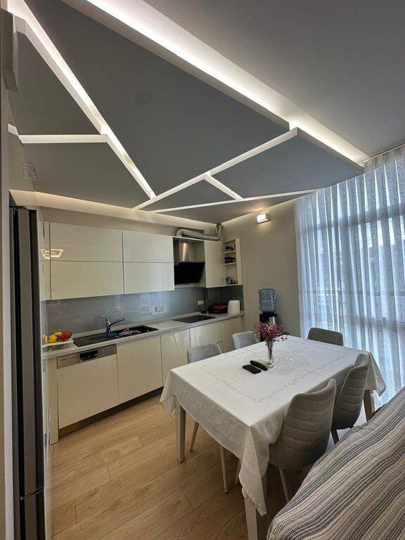 Disponiamo di un appartamento 2+1+2 in vendita, nel Complesso "Kika 2", Comune di Parigi, Tirana.