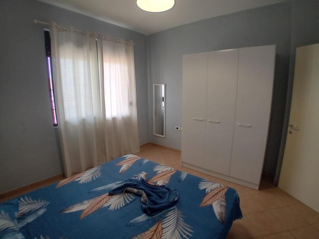 Jepet me qira apartament 2+1 ne plazh te rrote kuqe  