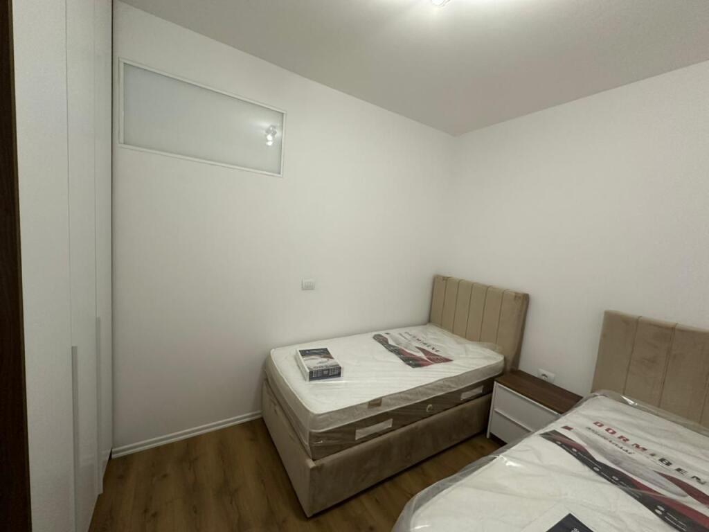 Apartament me qira – Qendra e Tiranës (Zogu i Zi) 2+1 | 77 m² | Kati 8 | Pallat i ri me ashensor E mobiluar plotësisht, jepet për herë të parë Vendndodhje perfekte pranë Ring Center  Çmimi: 1000€ / muaj Preferohen çifte