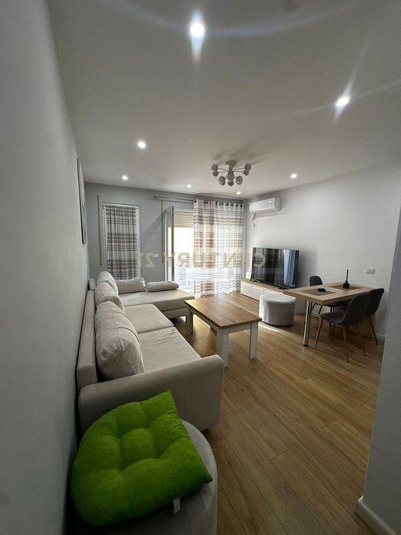 Jepet me qira apartament luksoz 2+1+2+2 poste parkimi