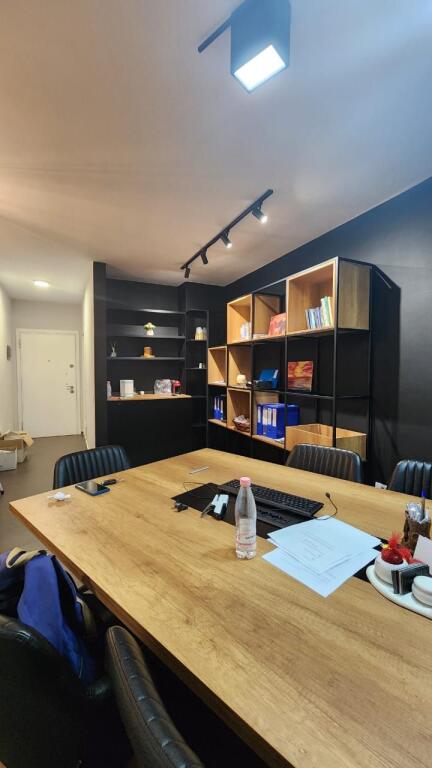 🏢 Ambient Zyre 2+1+2 për Qira – Pranë Liqenit, Tiranë