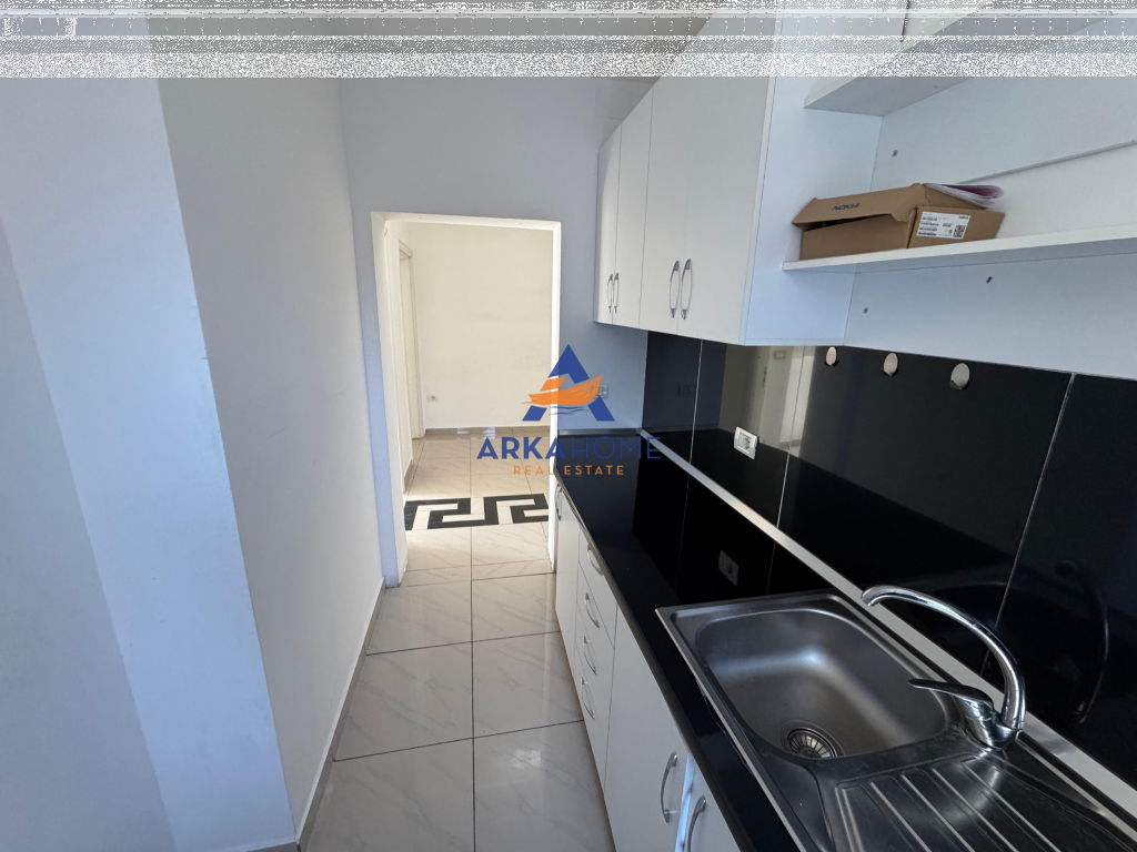 JEPET ZYRE ME QERA 100M2 "RRUGA MINE PEZA" 800 EURO