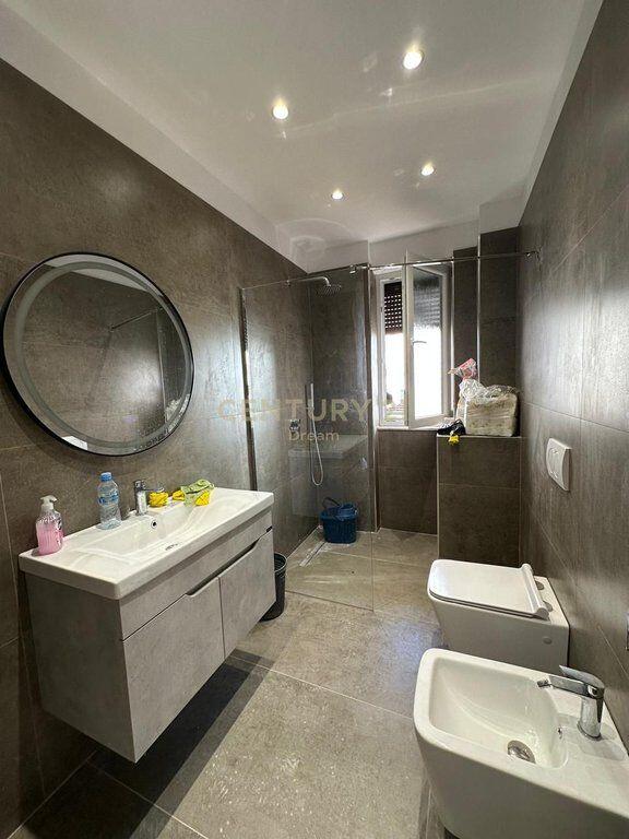 Zyra e investuar për qira – pranë Bulevardit “Zogu i Parë”