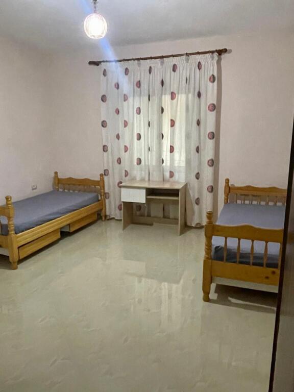 📣 AFFITTO Appartamento 2+1 Con Parcheggio (Parte Villa) 📍 Vicino alla Rotonda di Sauk ✨   🏠 Piano 1 (Parte Villa)  💶 Prezzo 450 Euro