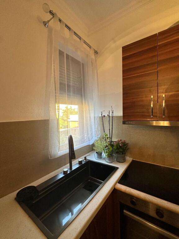 Shitet apartament 1+1 tek Rruga Myslym Shyri