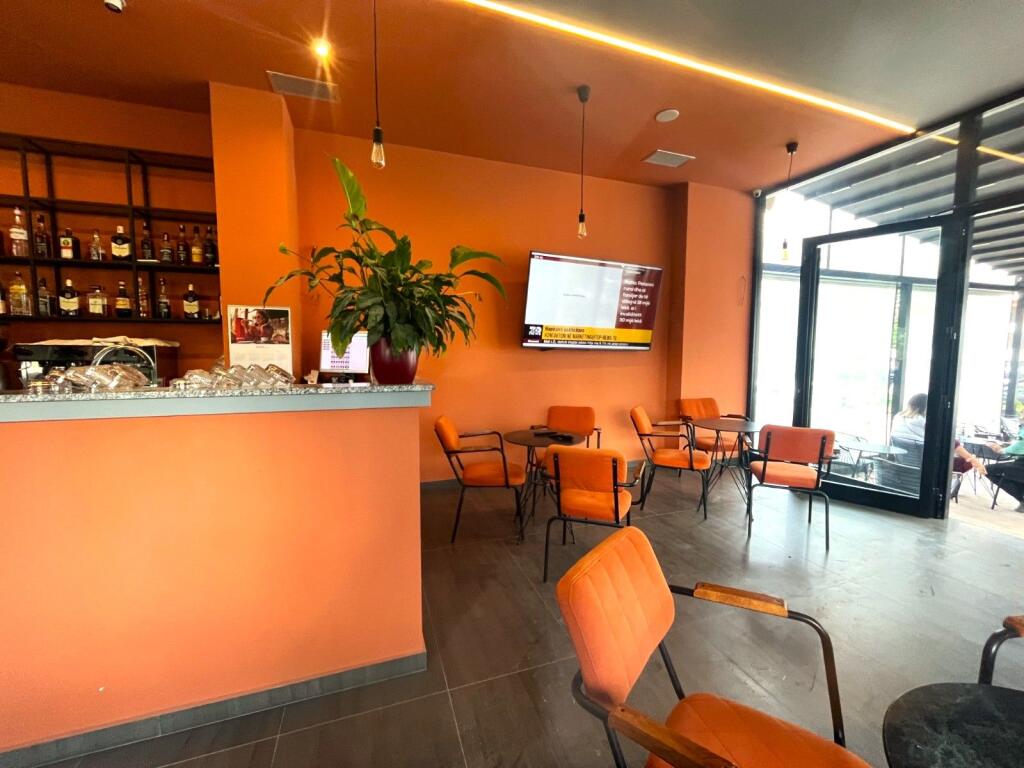 Shitet biznes bar funksional, me ambient komercial në pronësi dhe hapësirë të jashtme.
