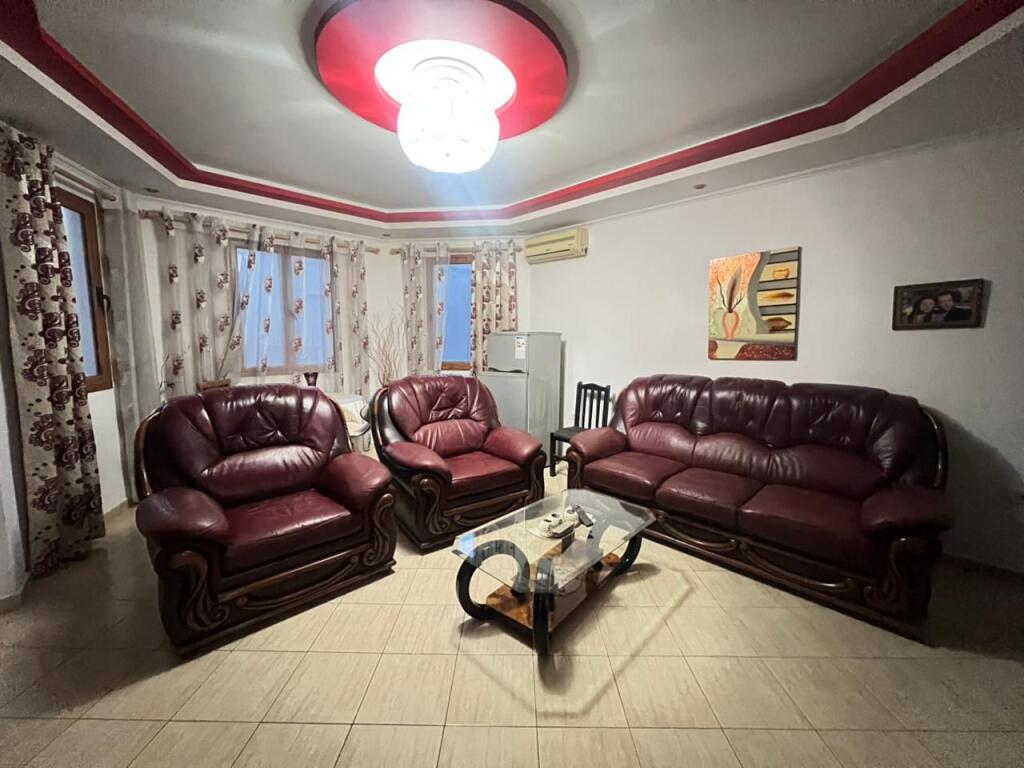 Appartamento duplex in vendita vicino a Petro Nini!
