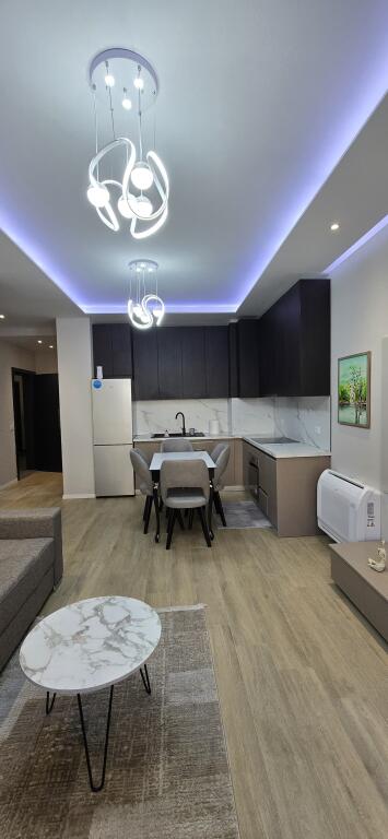 Jepet me qira apartament Komune e Parisit
