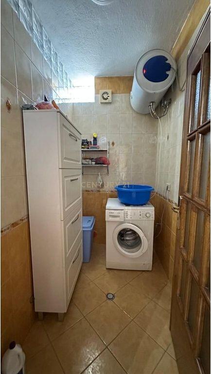 Shitet apartament 2+1+2 – Rruga e Barrikadave