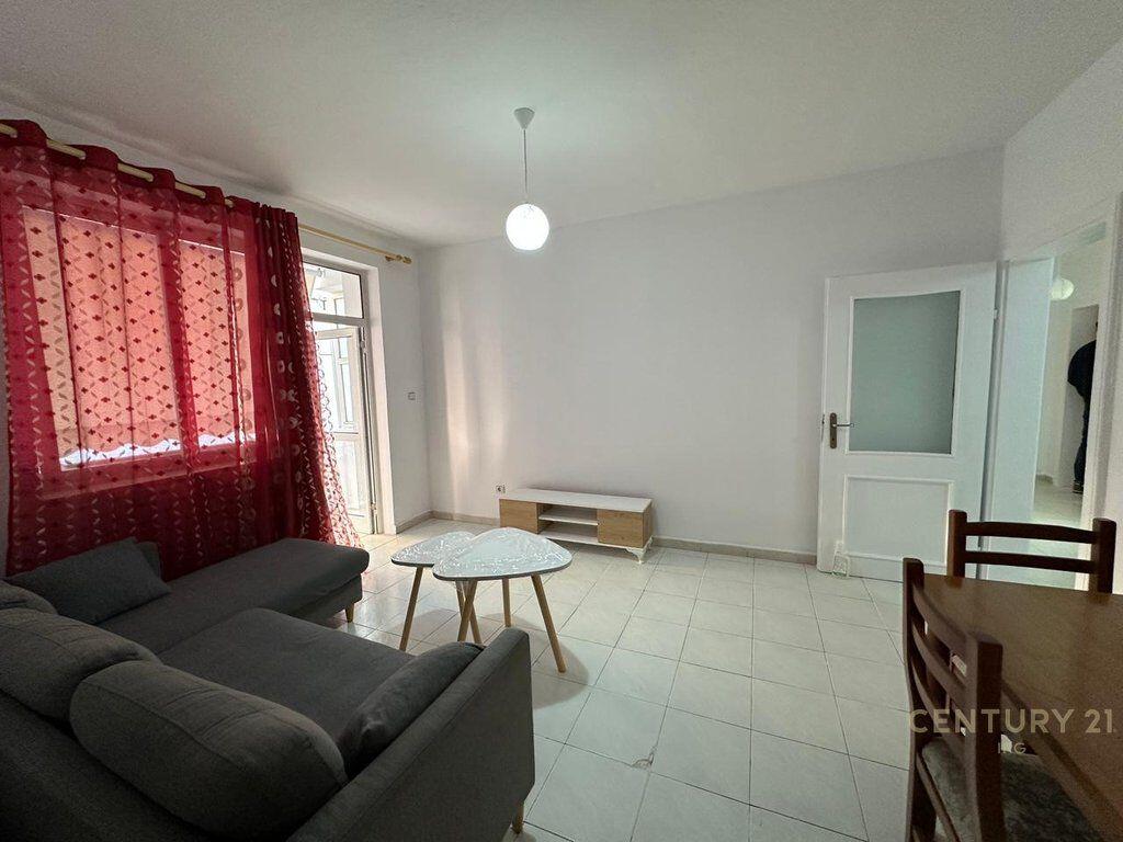 Apartament me qera prane Gjimnazit Besnik Sykja!