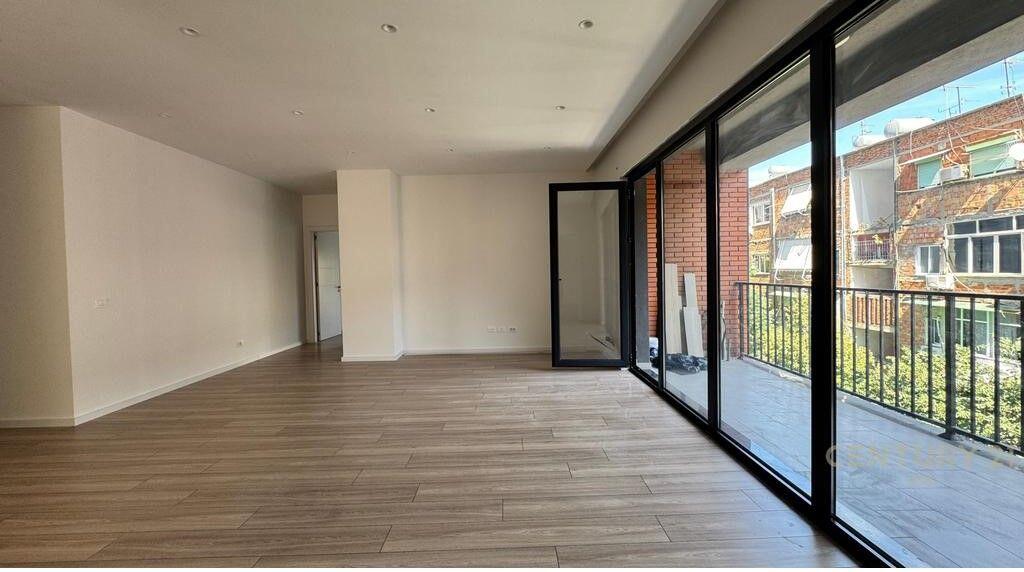 Jepet me qira ambient per zyra tek Myslym Shyri !