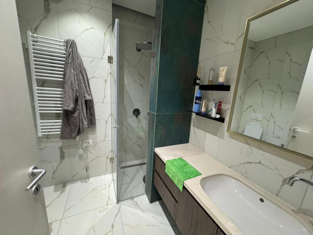 Jepet me qera Apartament 2+1+2  Adresa : Jordan Misja  I mobiluar dhe pabanuar me pare  Kati 6  Siperfaqe 100 m2Cmimi 900€ ne muaj me parkim