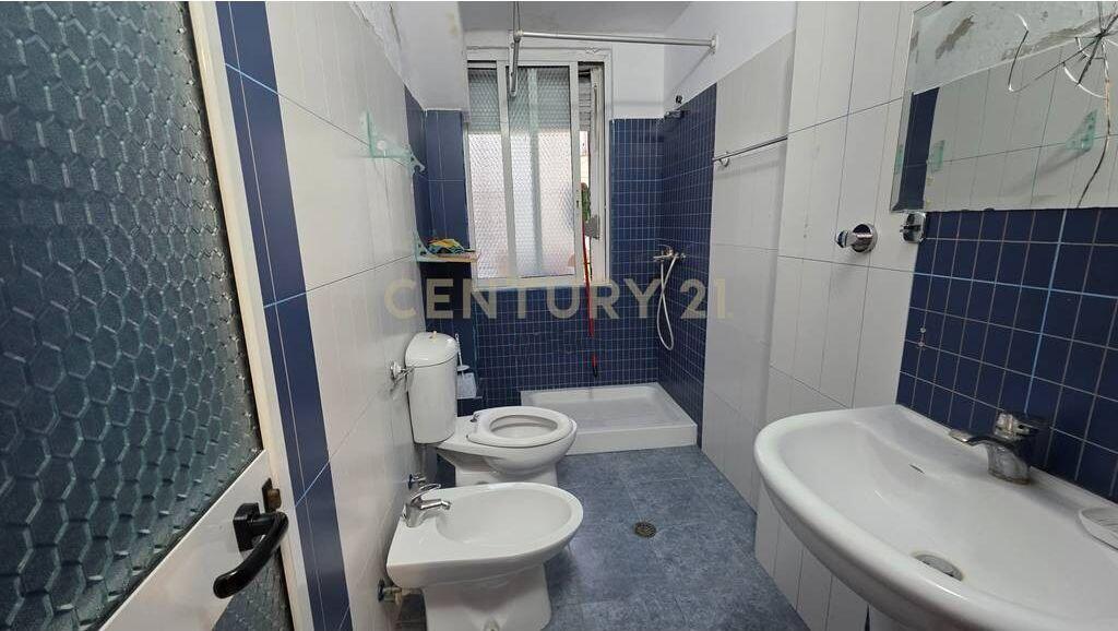 Ambient biznesi-zyre , 21 Dhjetori, Buzë Rrugës Kryesore