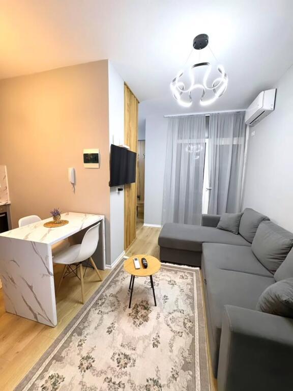 21 Dhjetori, prane Kompleksit Kontakt: 🔺️ Japim me qira apartament: 🔺️ Garzonier I ndare ne 1+1.