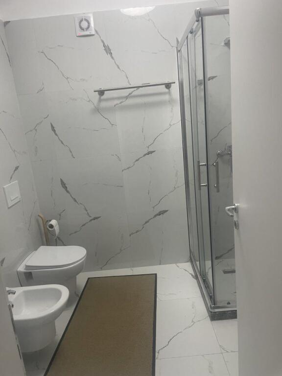 Tirane, jepet me qera apartament 1+1+Ballkon Kati 1, 75 m² 500 € (Hysni gerbolli) Don Bosko