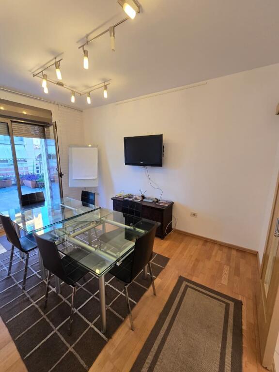 Zyre me qira 3+1+2 tualete në Qendër të Tiranës