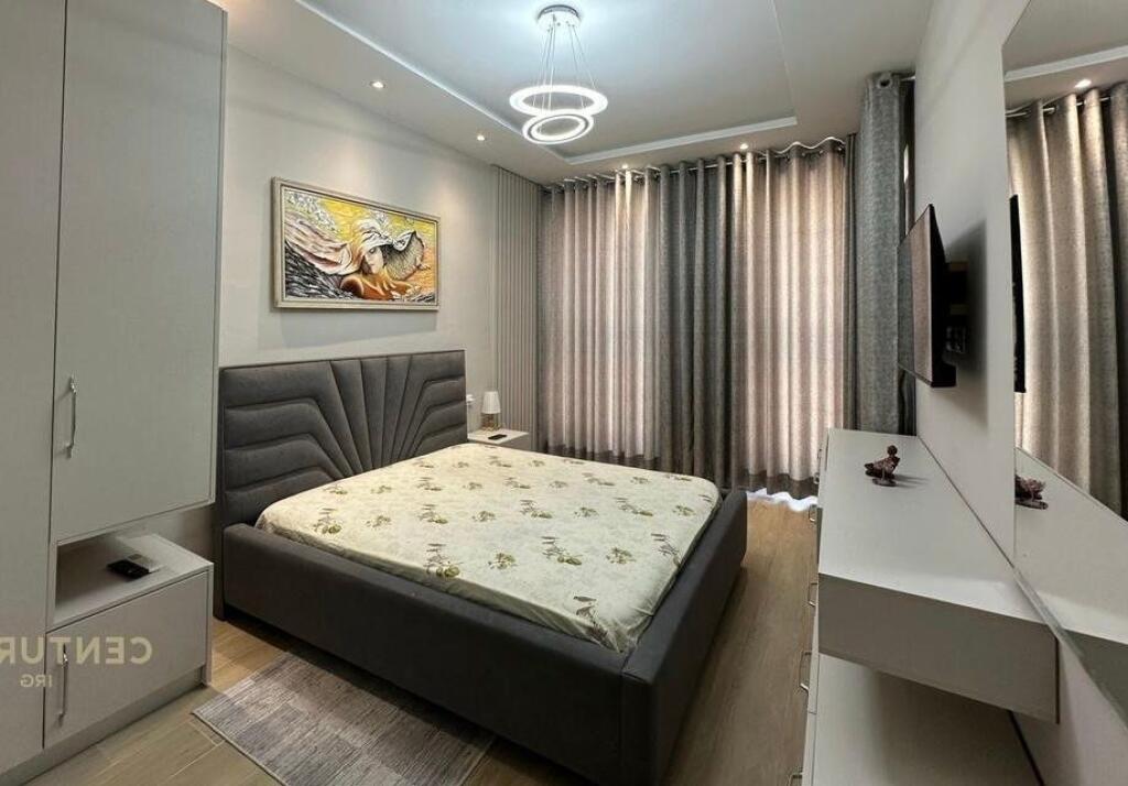 Jepet me qera apartamenti tek Komuna e Parisit