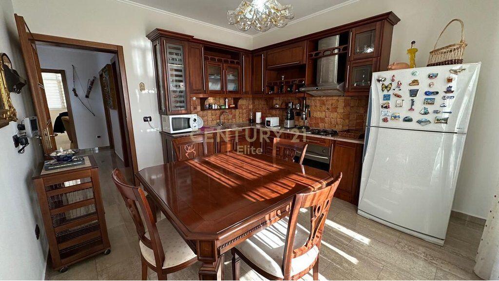 Shitet apartament 2+1+2 – Rruga e Barrikadave